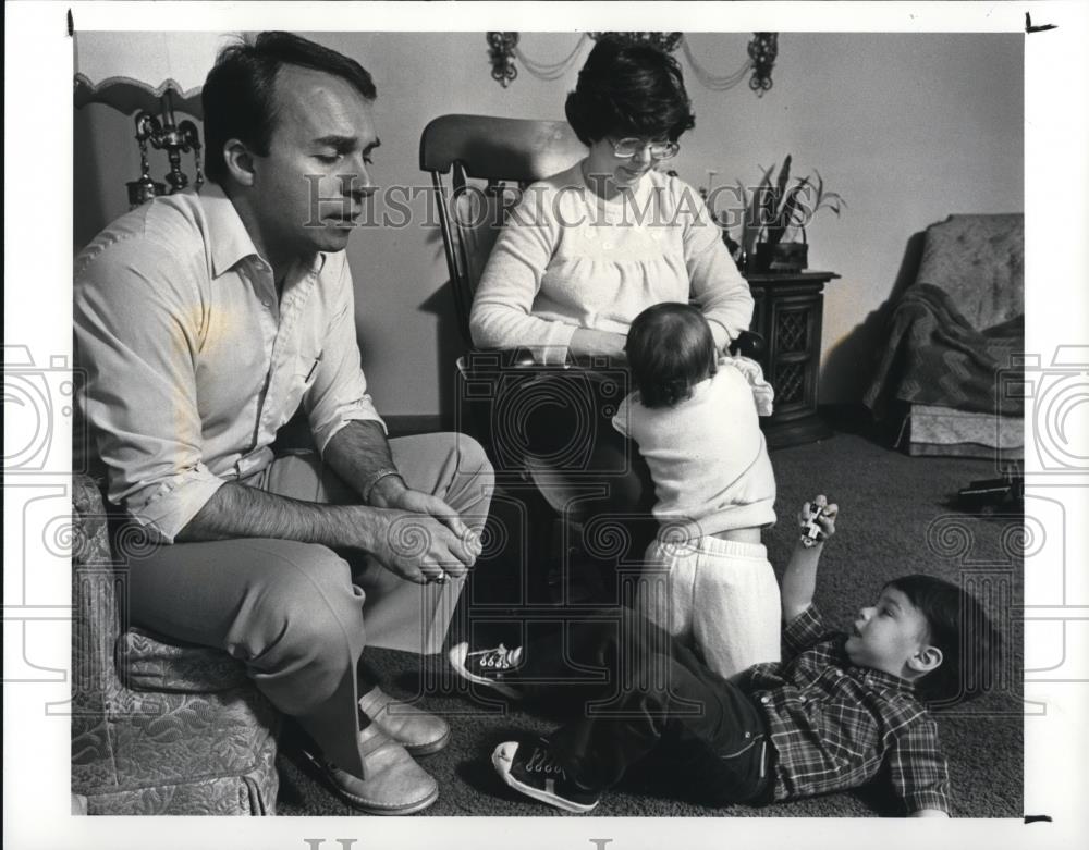 1987 Press Photo Michael A. Ries &amp; Family Pam, Mickey &amp; Meghan - Historic Images