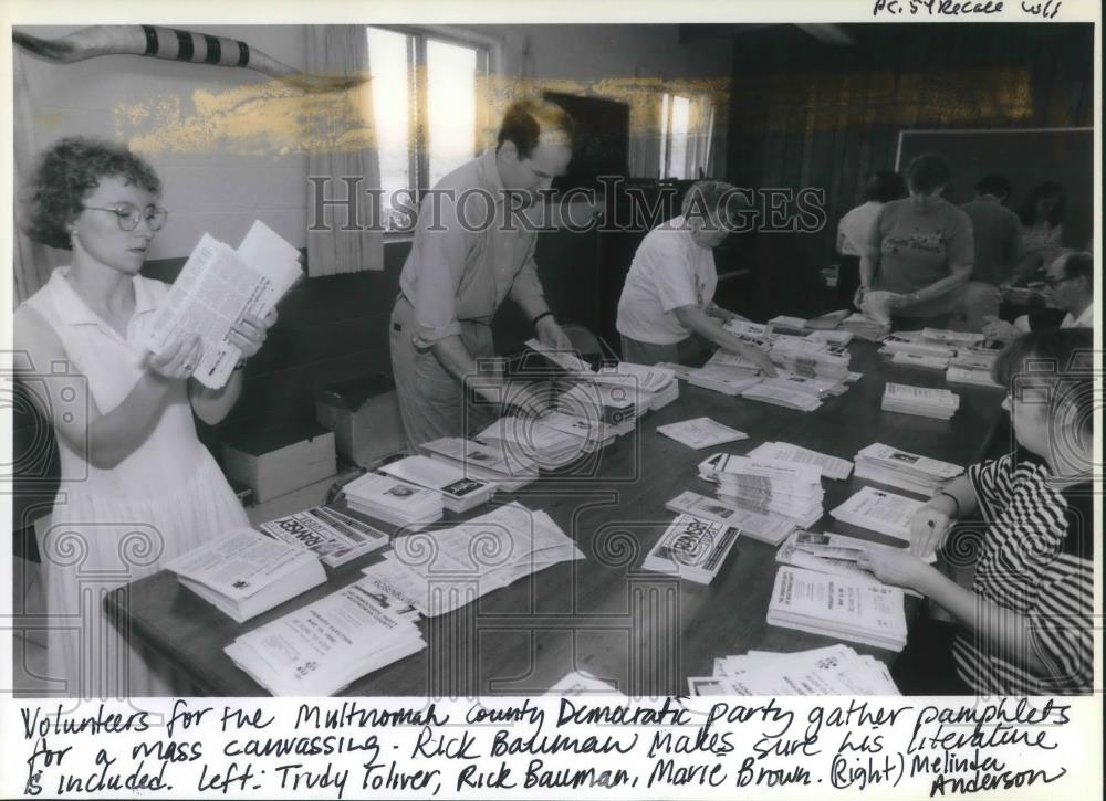 1990 Press Photo Volunteer for the Multnomah county gathered for a canvassing - Historic Images