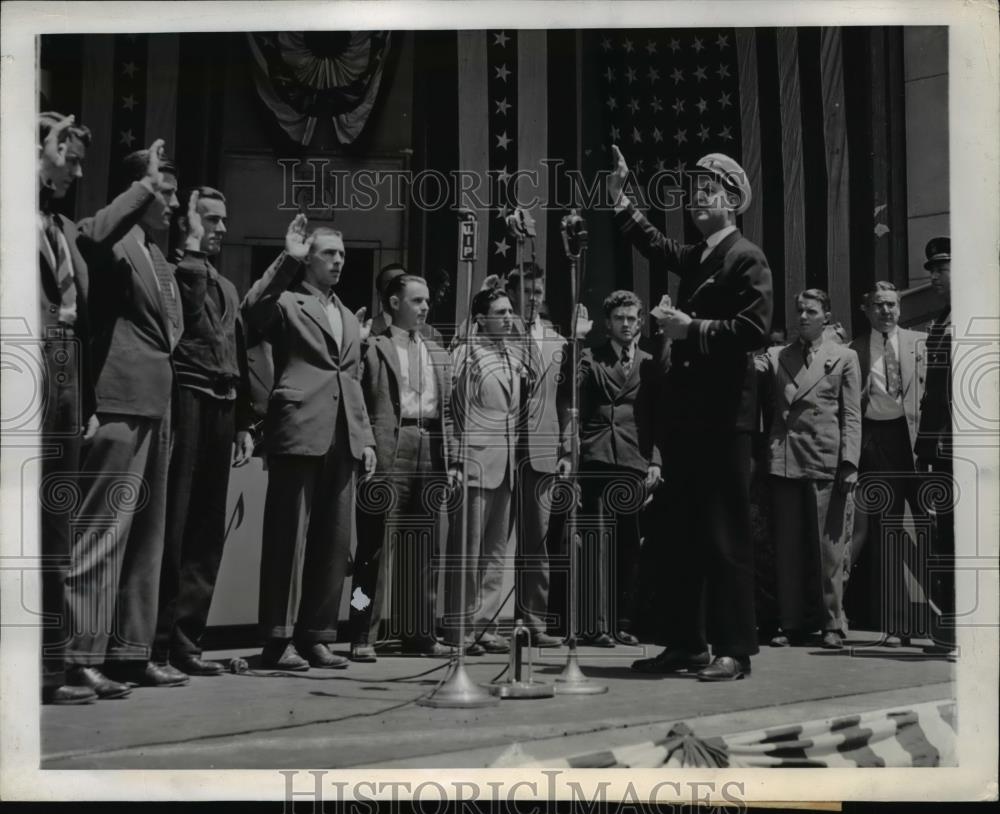 1942 Press Photo Philadelphia Pa Navy recruits sworn in by Lt RB Emmons - Historic Images