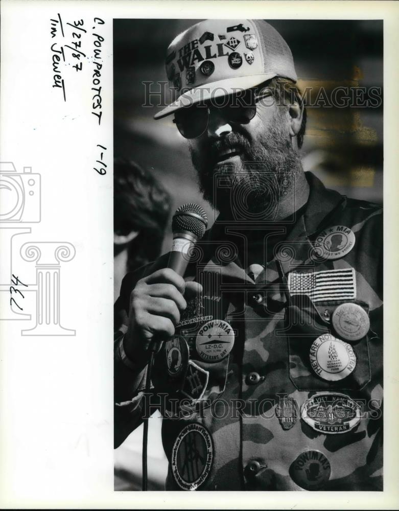 1987 Press Photo Vietnam veteran Richard Jones speaks to a rally - ora43964 - Historic Images