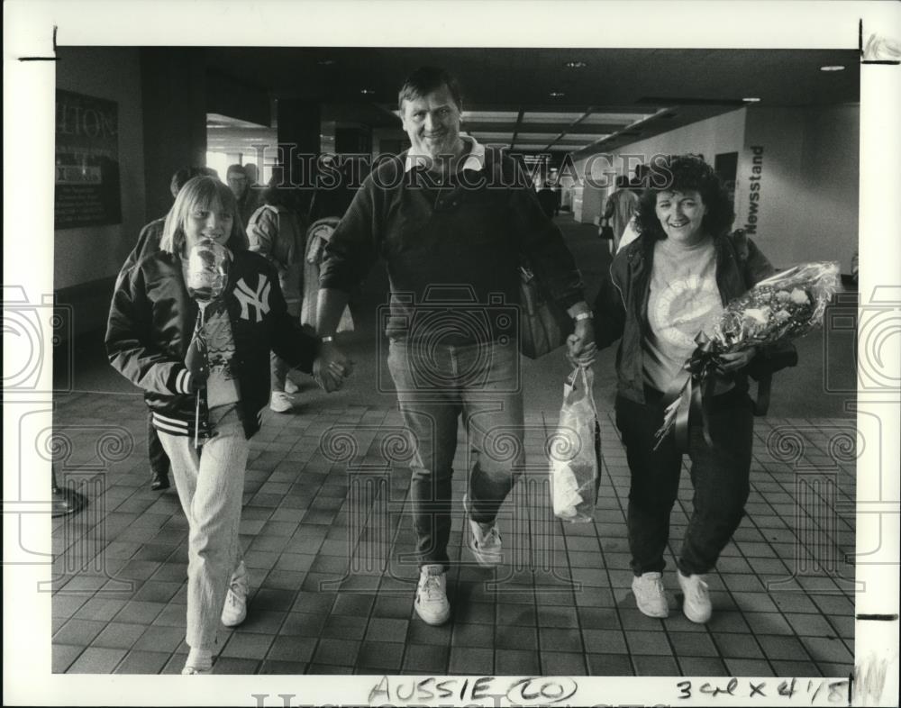 1988 Press Photo Peter Pattison with daughter, Toni and bride to be Pat Collins - Historic Images