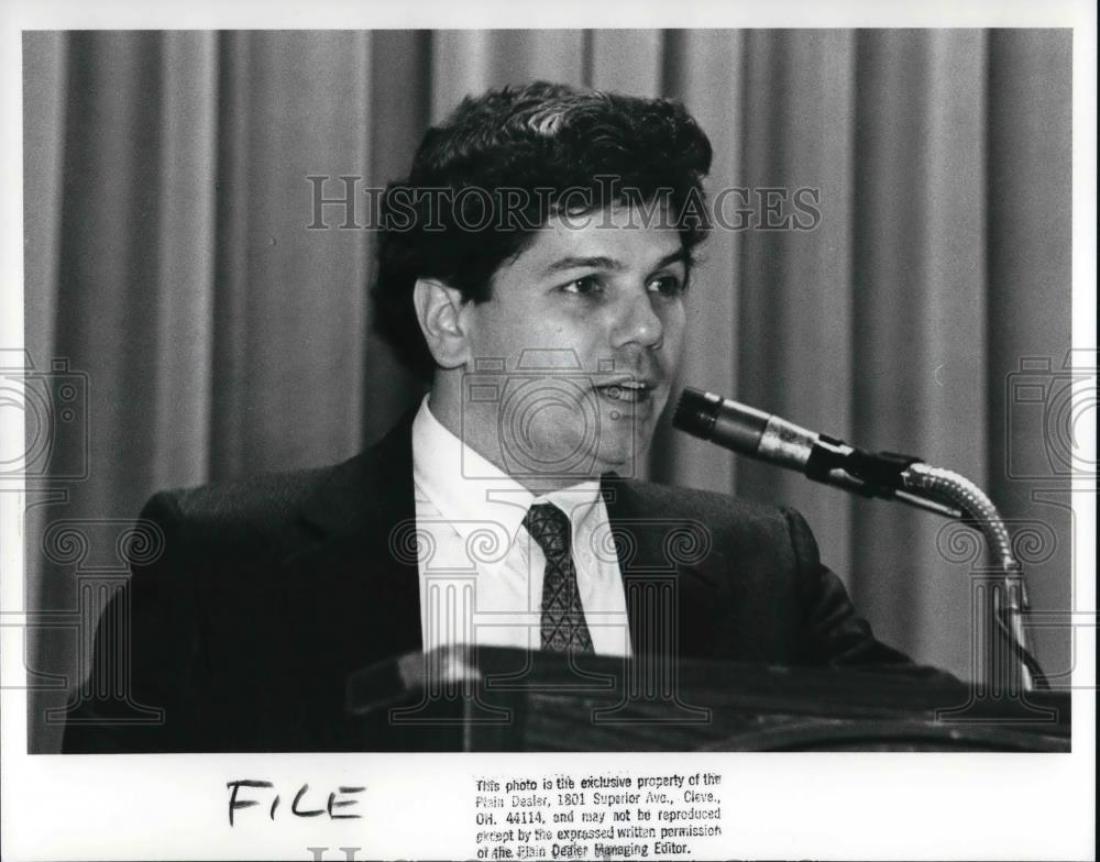 1989 Press Photo Charles H Norchiat Firday Club Stouffers Tower City Plaza Hotel - Historic Images