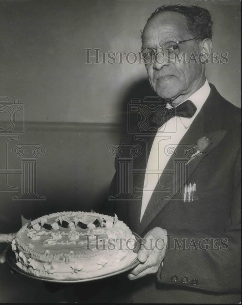 1950 Press Photo Iverson Burnett celebrates his golden waiting anniversary - Historic Images