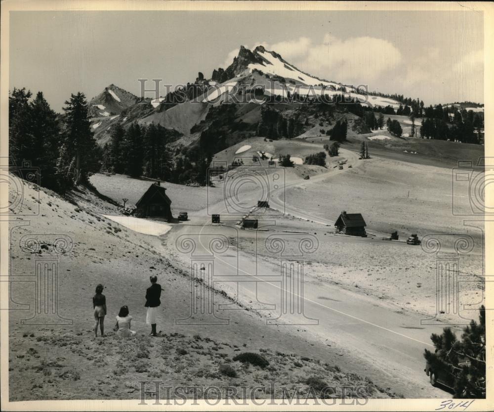 1948 Press Photo Llao Rock, a portion of Crater lake's 32-mile rim road - Historic Images