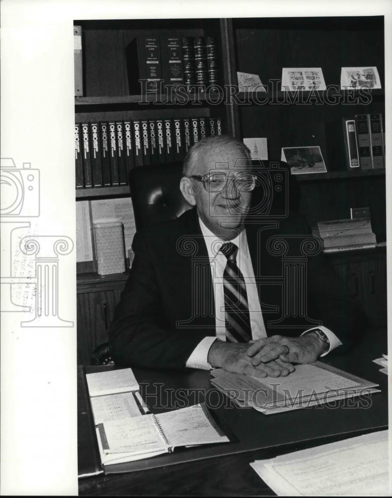 1988 Press Photo Judge Lawther Is Retiring Sitting At Desk In Office - Historic Images
