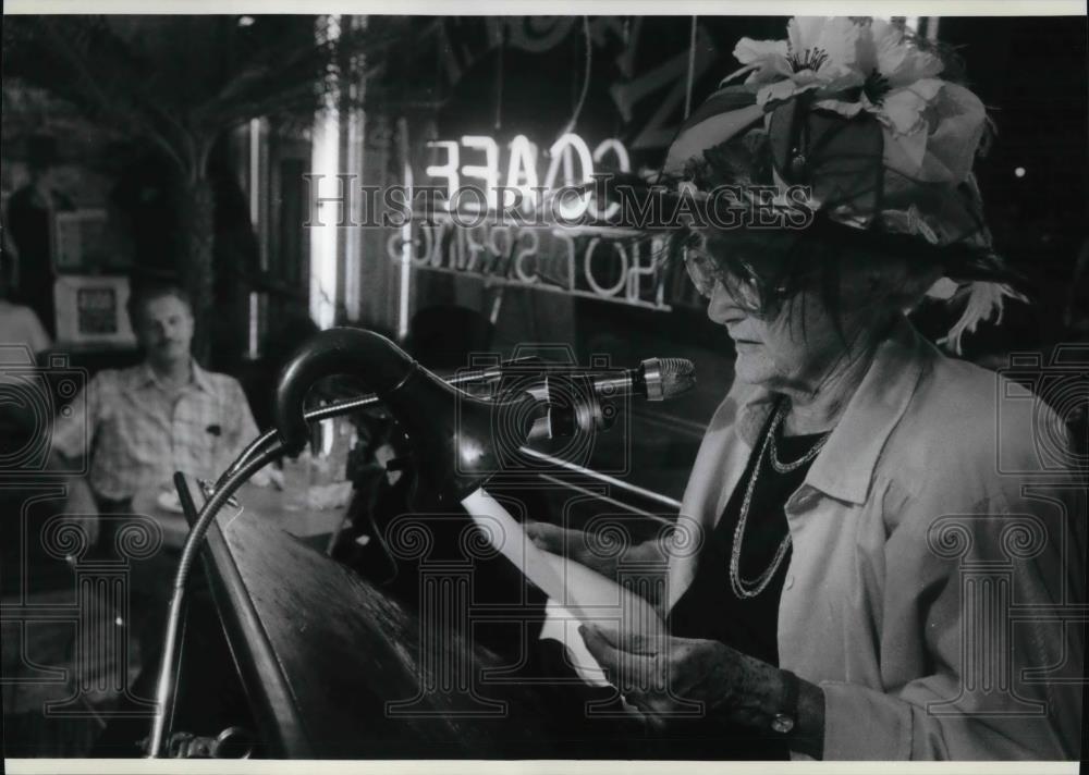 1990 Press Photo Carrie Jamison reads poetry at Magee&#39;s cafe - cvp25196 - Historic Images