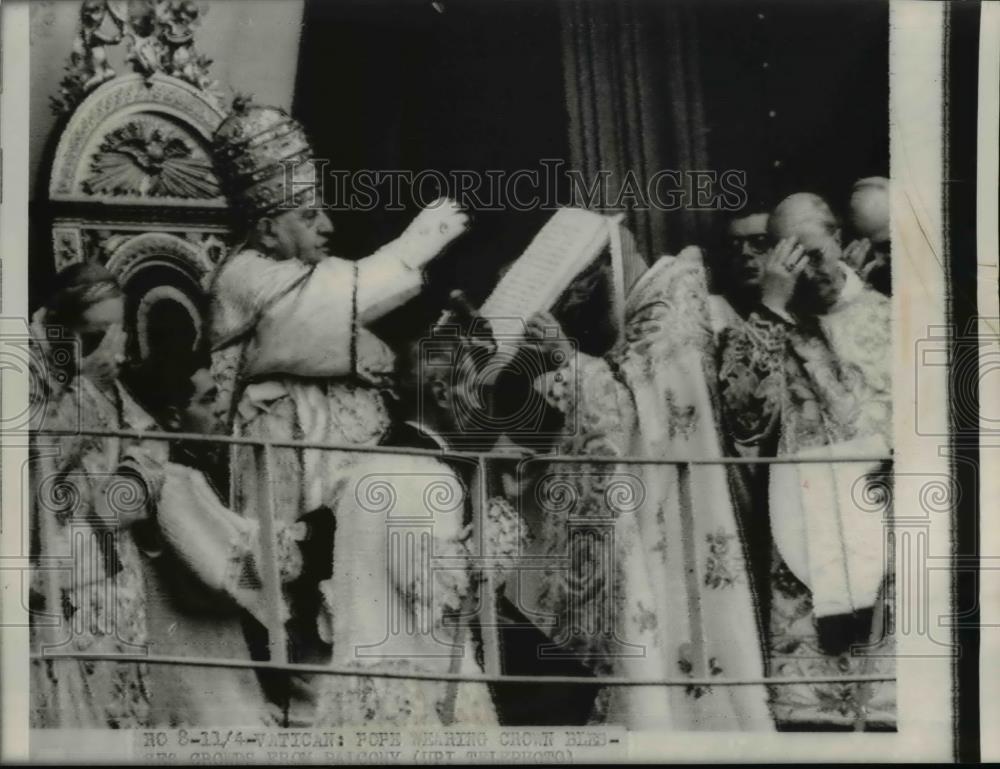 1958 Press Photo Pope John XXIII wearing crown blessing crowd from balcony - Historic Images