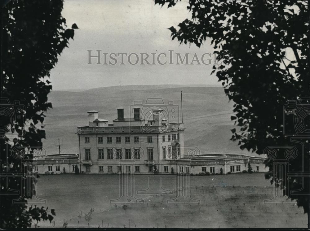 1940 Press Photo Mysterious Maryhill shown from the vineyards rear of castle - Historic Images