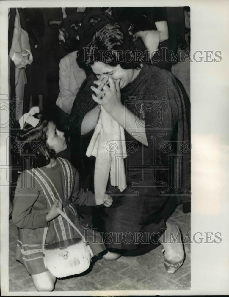 1963 Press Photo Vatican City a little girl too young to realize the drama of - Historic Images