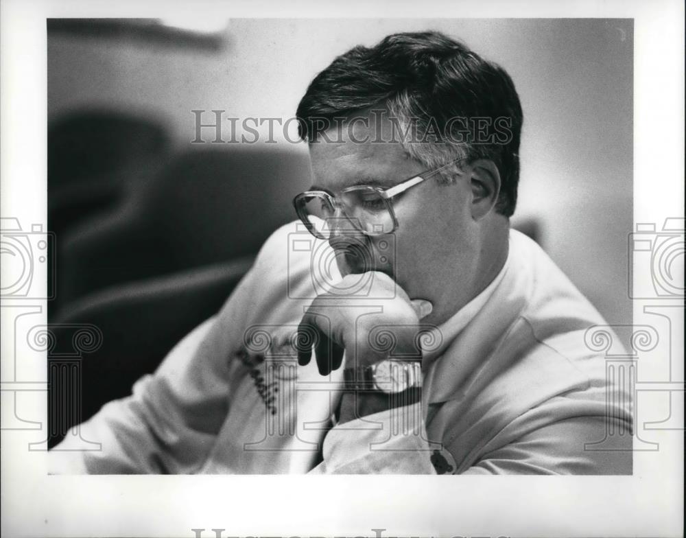 1989 Press Photo Doctor Douglas Moodie - Historic Images