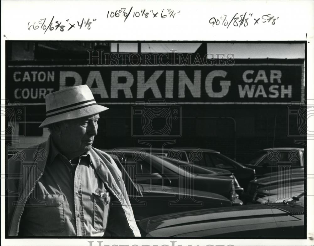 1990 Press Photo Hal Miller is one of the last small parking lot operators - Historic Images
