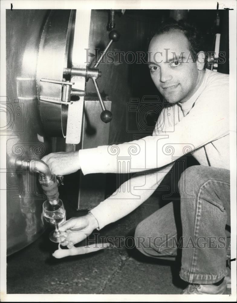 1988 Press Photo Tony Carlucci, winemaker - Historic Images