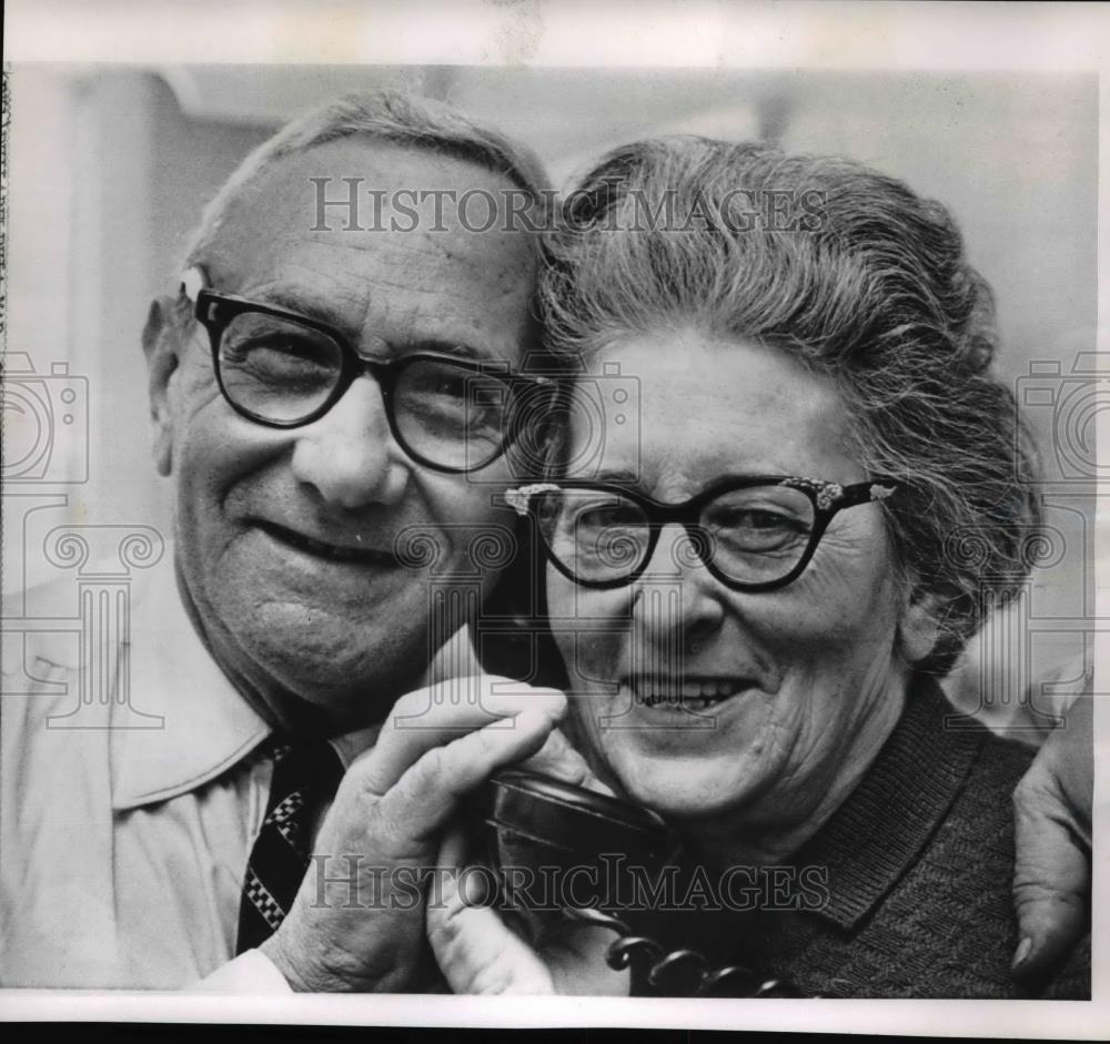 1964 Press Photo Mr &amp; Mrs Abraham Kessler Receive Word Son Melvin Released - Historic Images