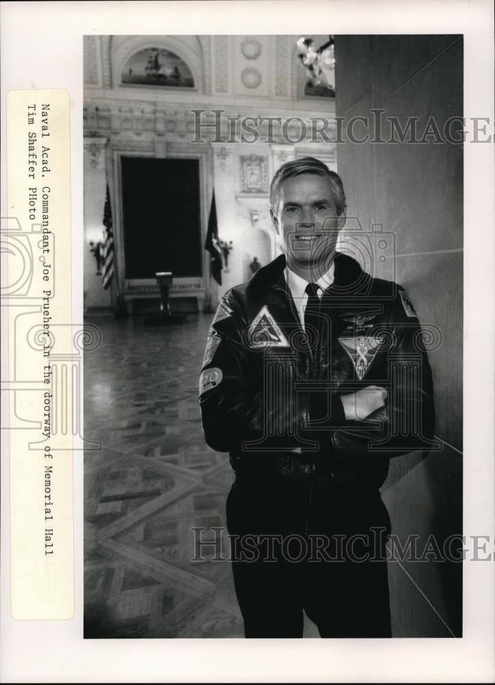 1990 Press Photo Commandant Joe Prueher in doorway of Memorial Hall - Historic Images
