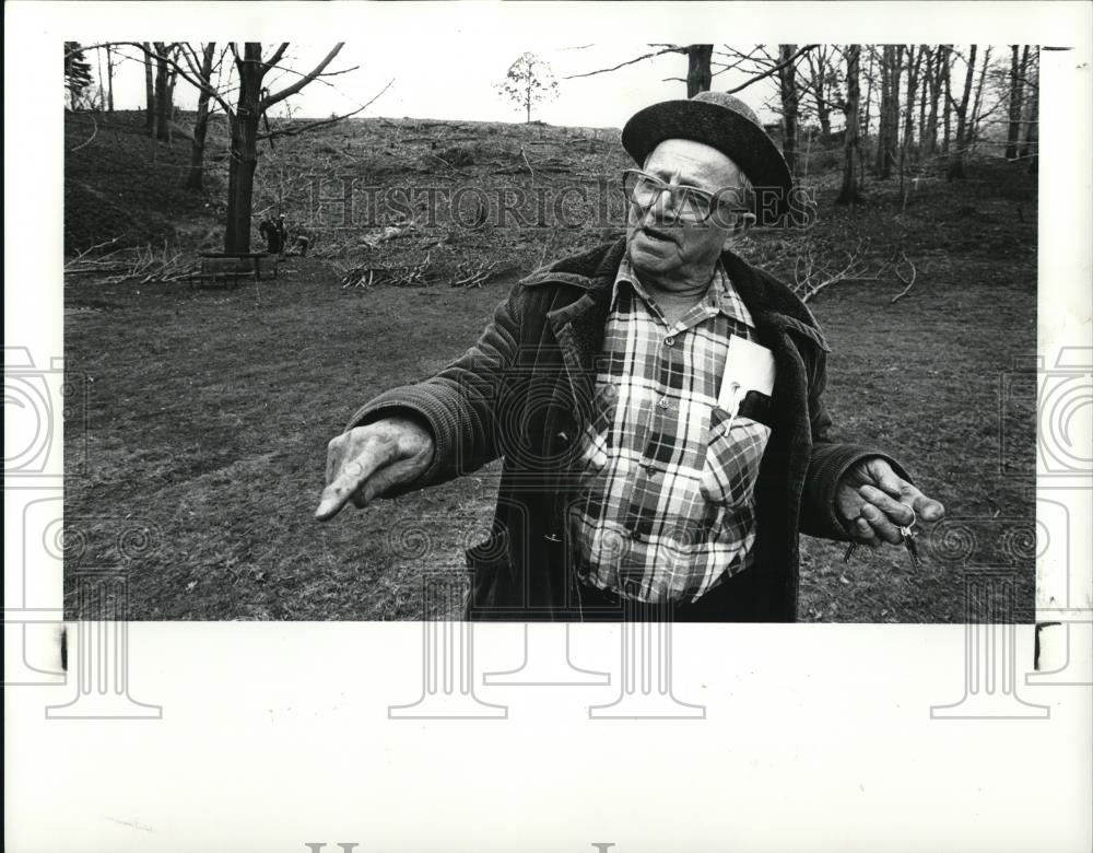 1988 Press Photo Domenic Ramey Ramacciatti, caretaker of the Lakeview Cemetery - Historic Images