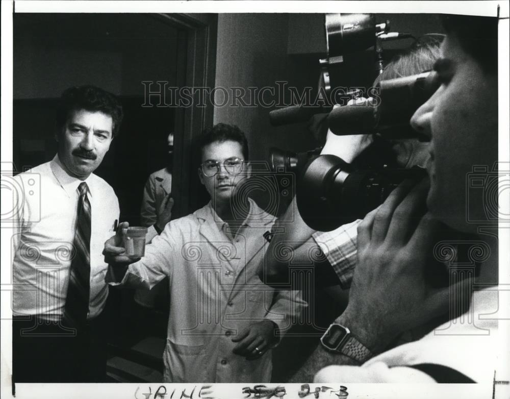 1989 Press Photo Dr. Larry Ledbetter with a urine specimen of Ralph Perk - Historic Images