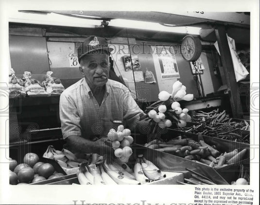 1988 Press Photo Mickey Loschiavo at produce stand in Central Market - Historic Images