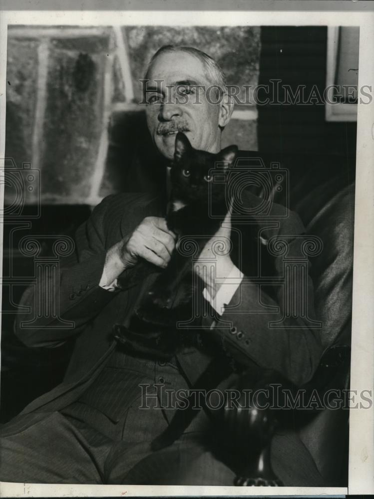 1927 Press Photo William H. Haycock with the cat "Nixie" - Historic Images