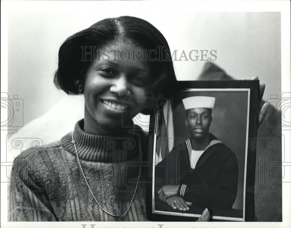 1991 Press Photo Shirley Rashid with a photo of her son, Jammel Mcrae - Historic Images