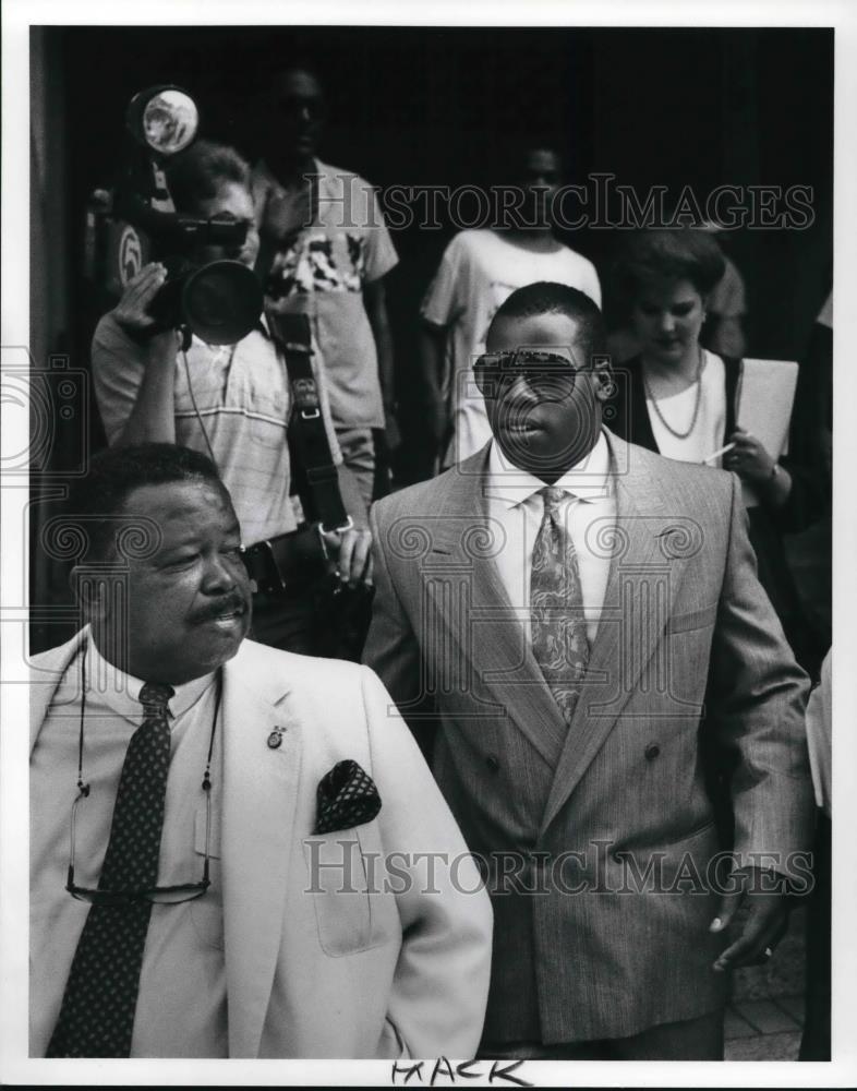 1989 Press Photo Kevin Mack leaving Justice Center - Historic Images