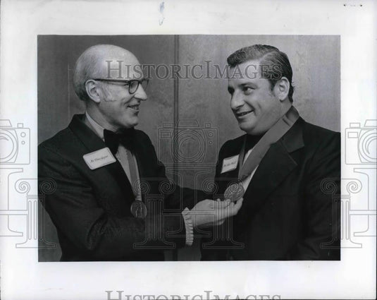 Press Photo Hiram Col Pres Elmer Jagow bestows Garfield Society upon Art Modell - Historic Images