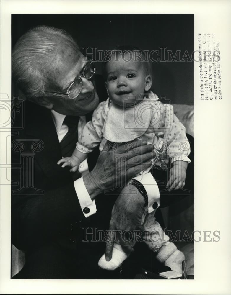 1988 Press Photo Sen Howard Metzenbaum with Jennifer Leigh McDonnell - Historic Images