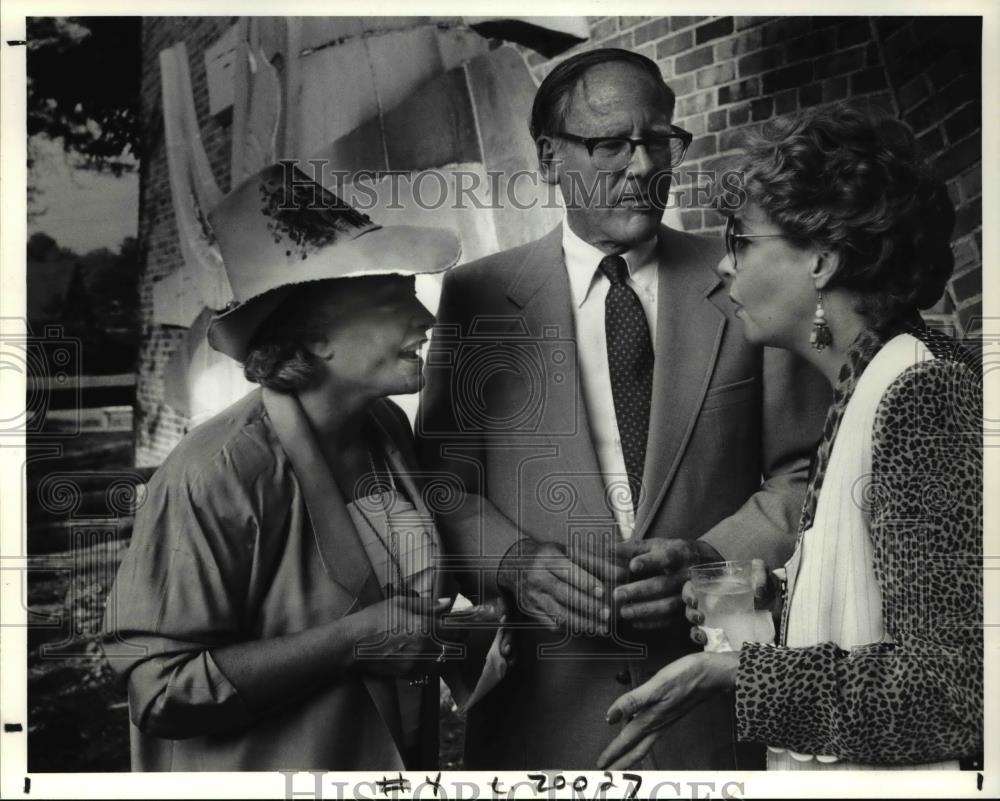 1991 Press Photo Rena Blumberg, John Rupert and Carol Hall at Cleveland Zoo - Historic Images