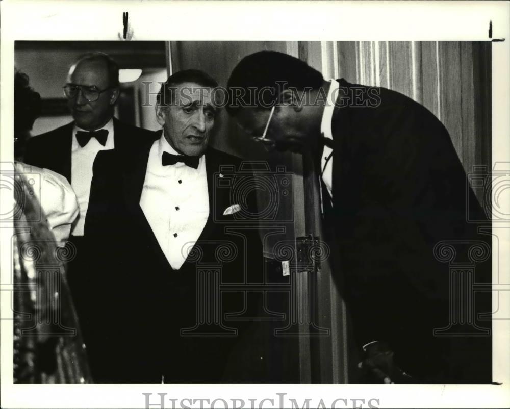 1991 Press Photo Sam Miller and Lonnie Coleman, a member of Host Committee - Historic Images