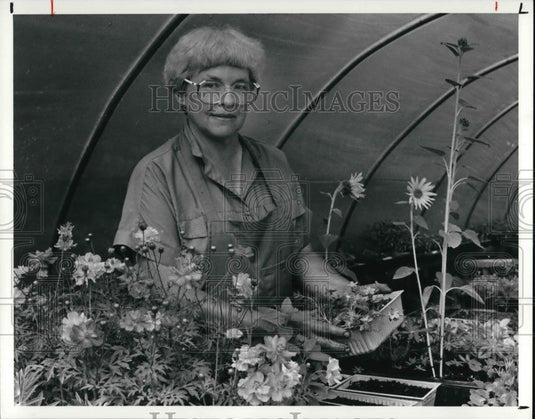 1991 Press Photo Joann Myers and her plants at Foggotten tyme Gardens - Historic Images