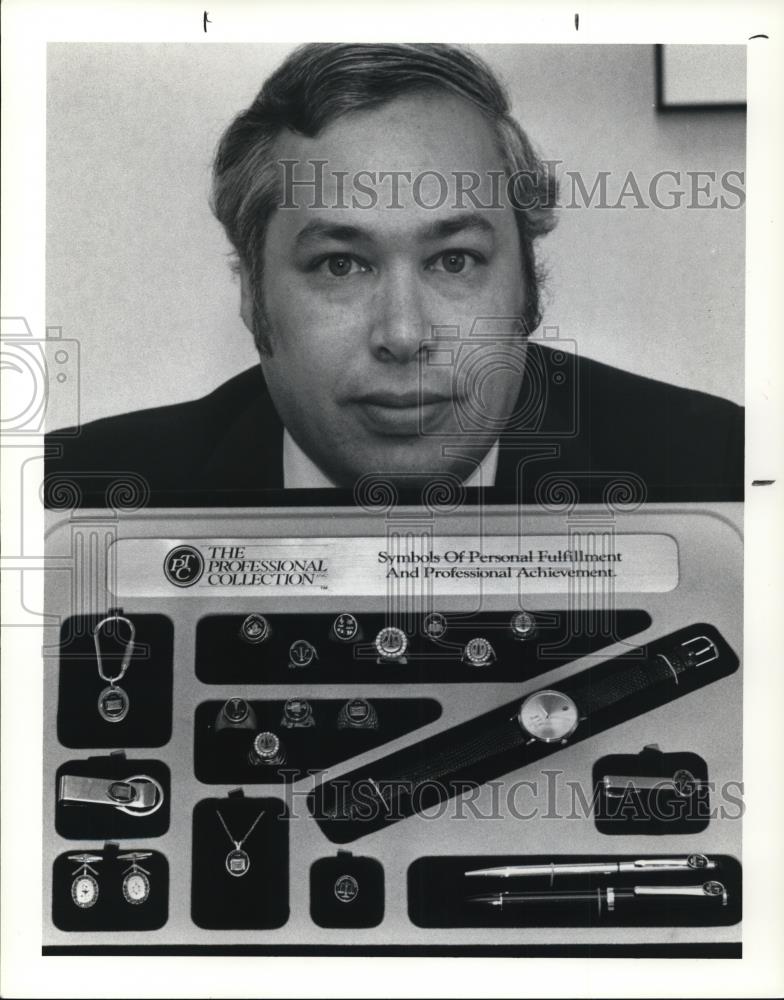 1990 Press Photo Harold Pollock with a case of the Professional Collection - Historic Images