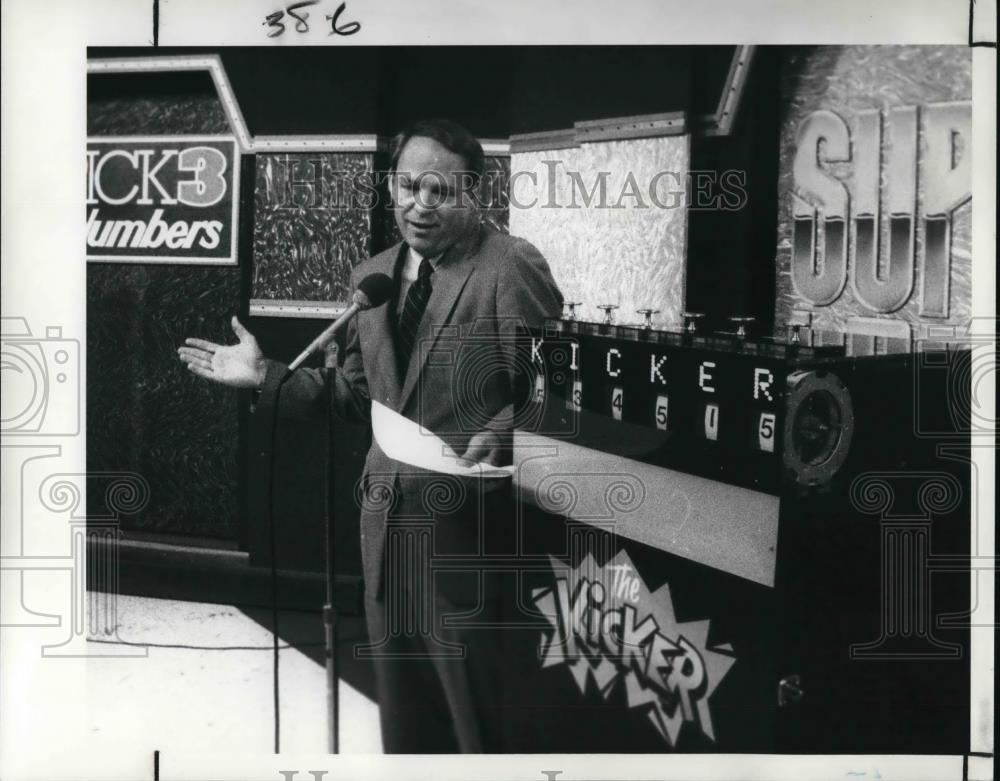 1989 Press Photo Lottery Dir. Ronald L. Nalokawaki explains the Kicker - Historic Images