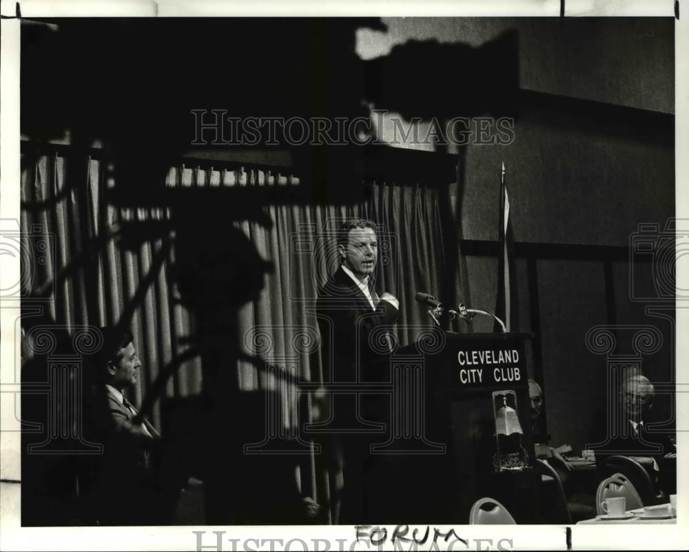 1987 Press Photo UWE Professor, E. Reinhardt at the Cleveland City Club - Historic Images