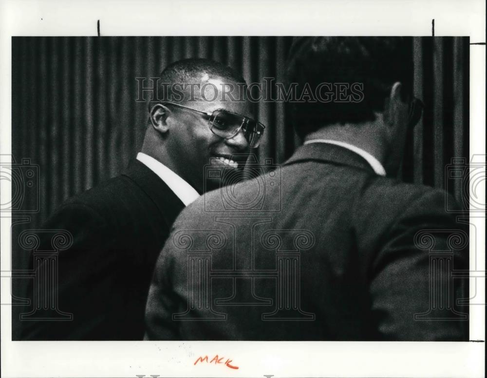 1991 Press Photo Kevin Mack talks with his attorney before his hearing - Historic Images