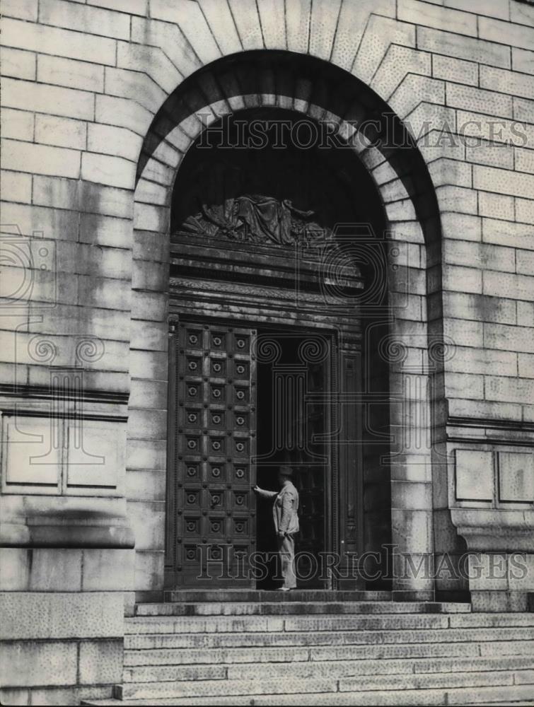 Press Photo Corrosion Mars Bronze Door at Pres. McKinley Monument - Historic Images