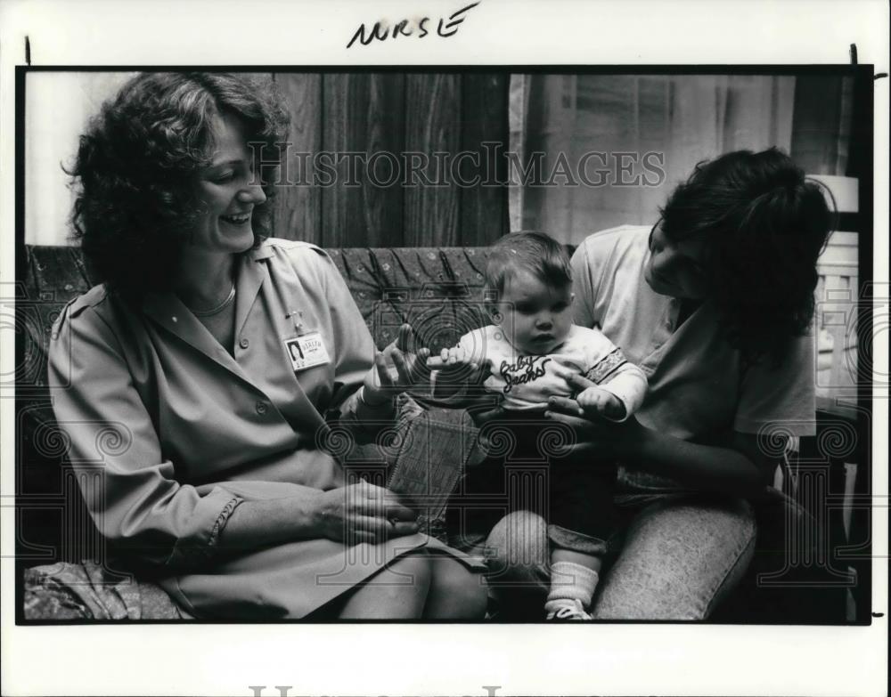 1990 Press Photo Carolyn B Moes Heidi Gibson and her mom Betty Gibson - Historic Images