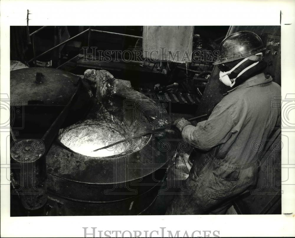 1991 Press Photo Schumann and Company operator, John Hart Furnace - Historic Images