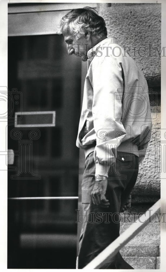 1988 Press Photo Carmen Parise walks from the Federal Court House - cva32776 - Historic Images