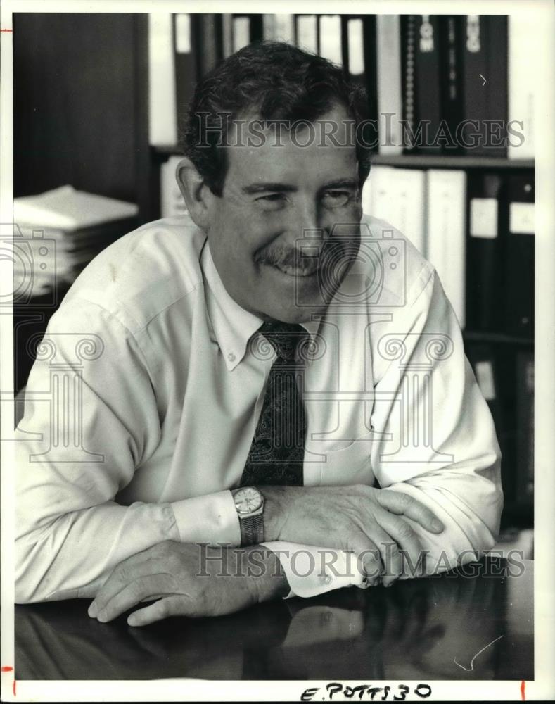 1991 Press Photo Dr Ronald Potts, Cleveland foremost physician at his clinic - Historic Images