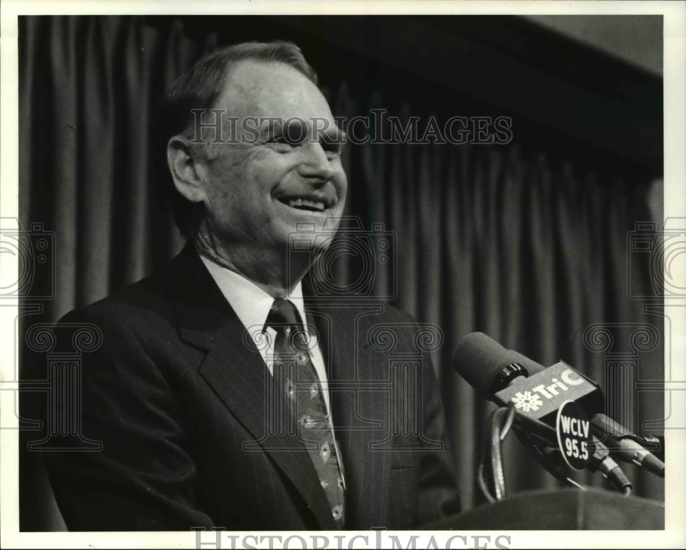 1990 Press Photo Ford Motor Company CEO, Red Polling - Historic Images