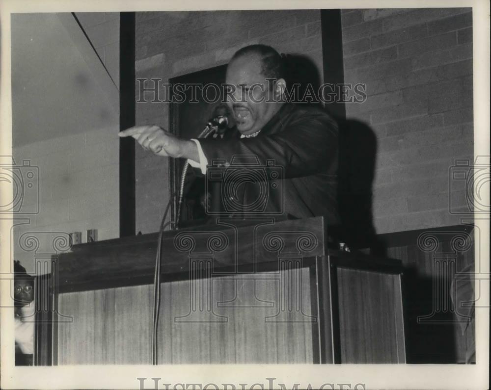 1976 Press Photo Rev. Edward Hills - cvp22244 - Historic Images