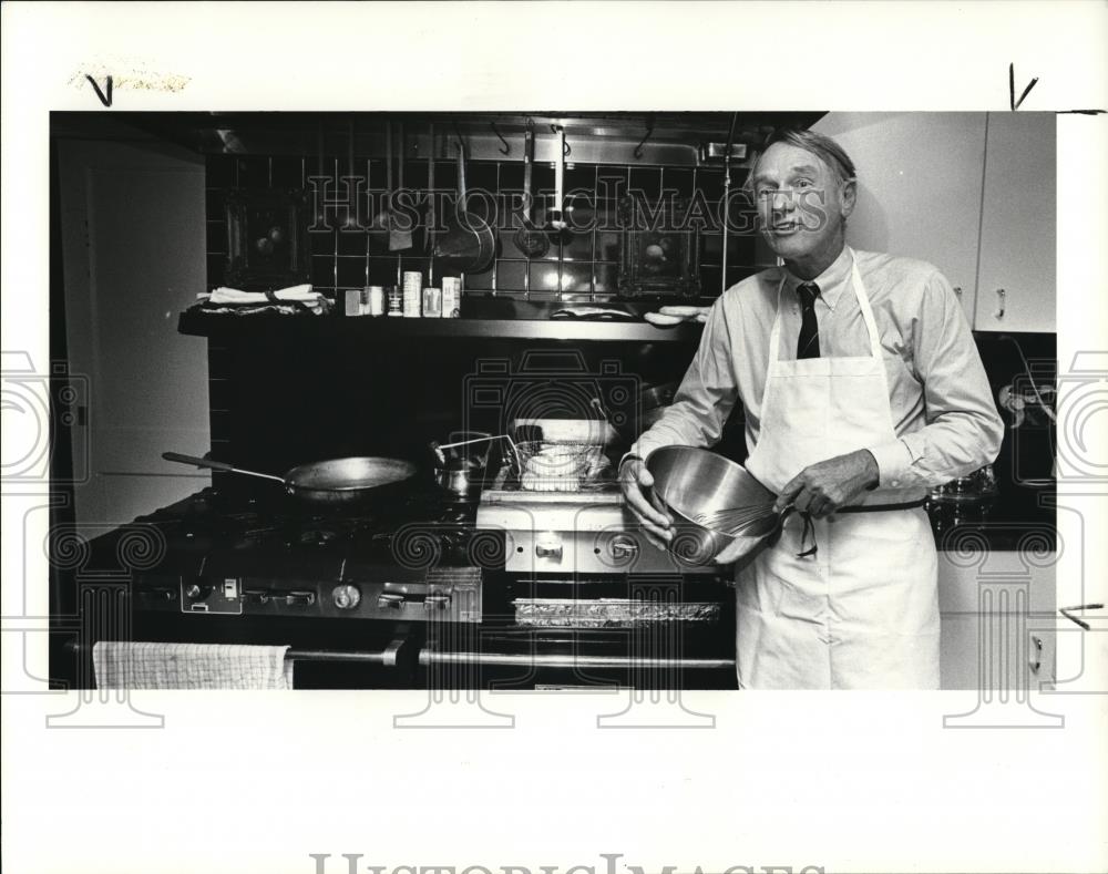 1988 Press Photo Patrick Parker poses by his commercial stove - Historic Images