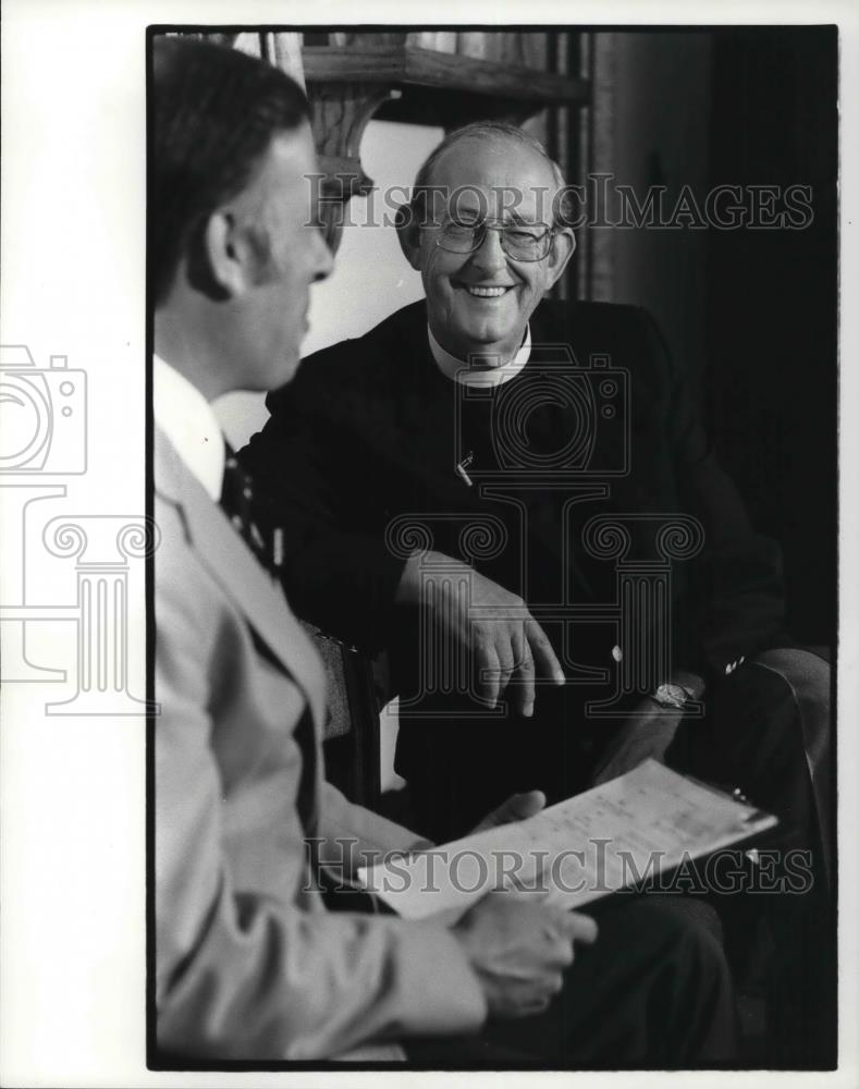 1982 Press Photo Rev. Richard Morris in clerical colors being interviewed - Historic Images