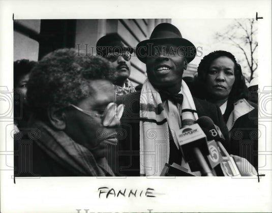 1990 Press Photo Roland Muhammad of the nation of Islam reading statement - Historic Images
