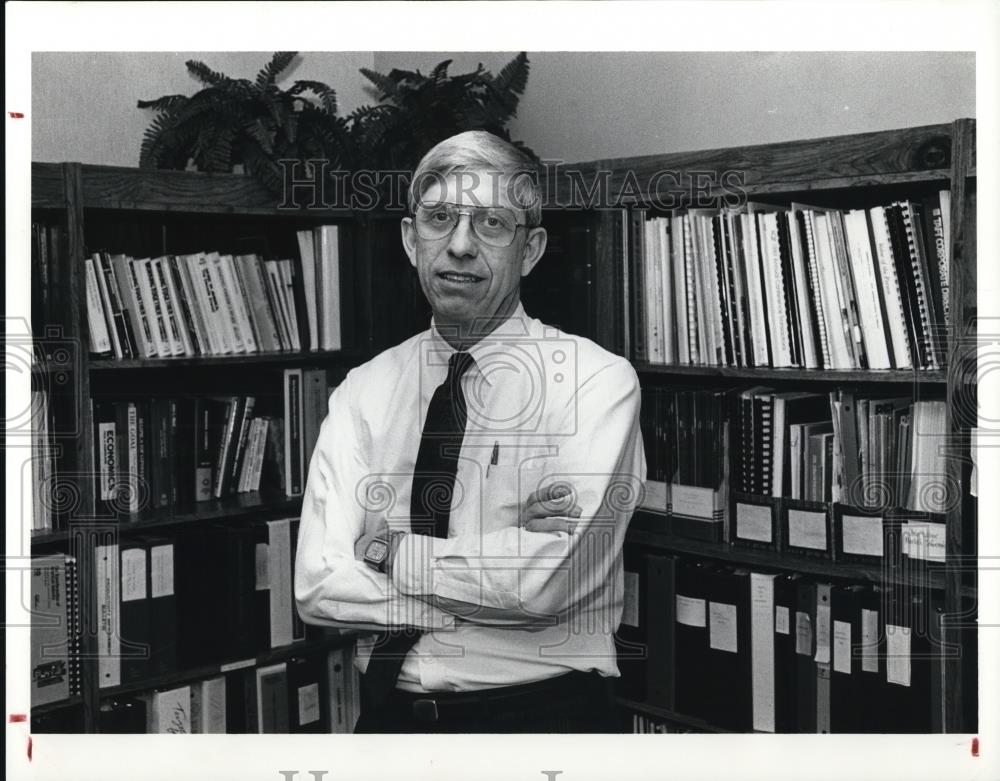 1990 Press Photo Bob Meyer, Work in Northeast Ohio Council executive director - Historic Images