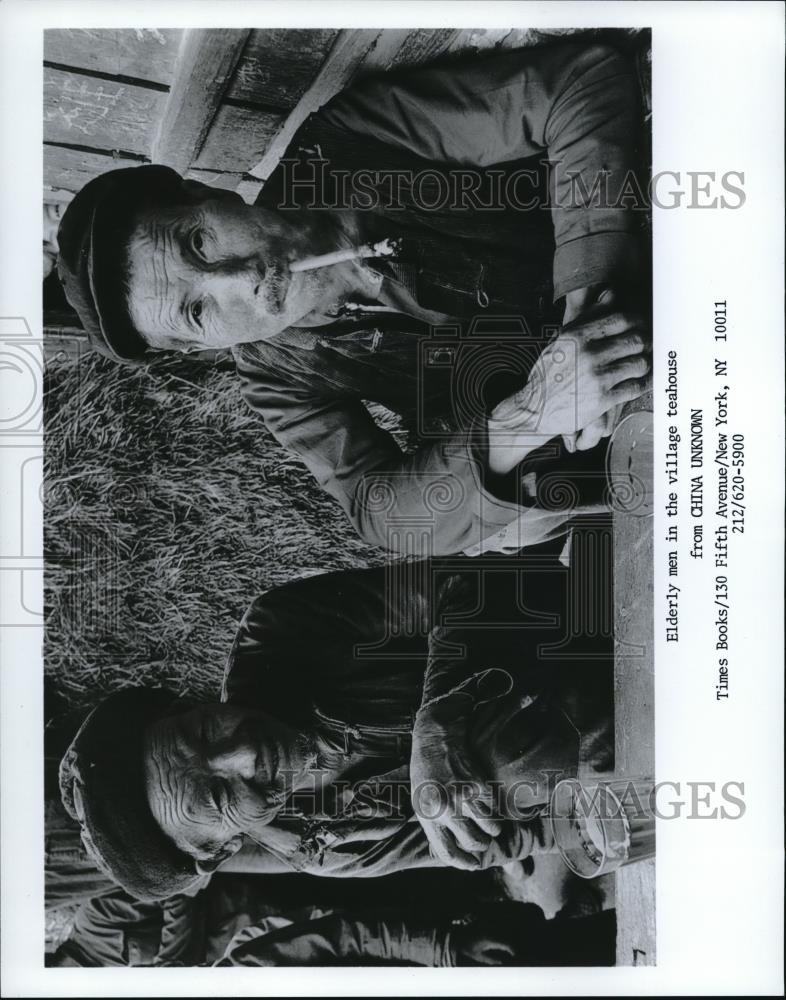 1986 Press Photo Elderly men in the village teahouse from China Unknown - Historic Images