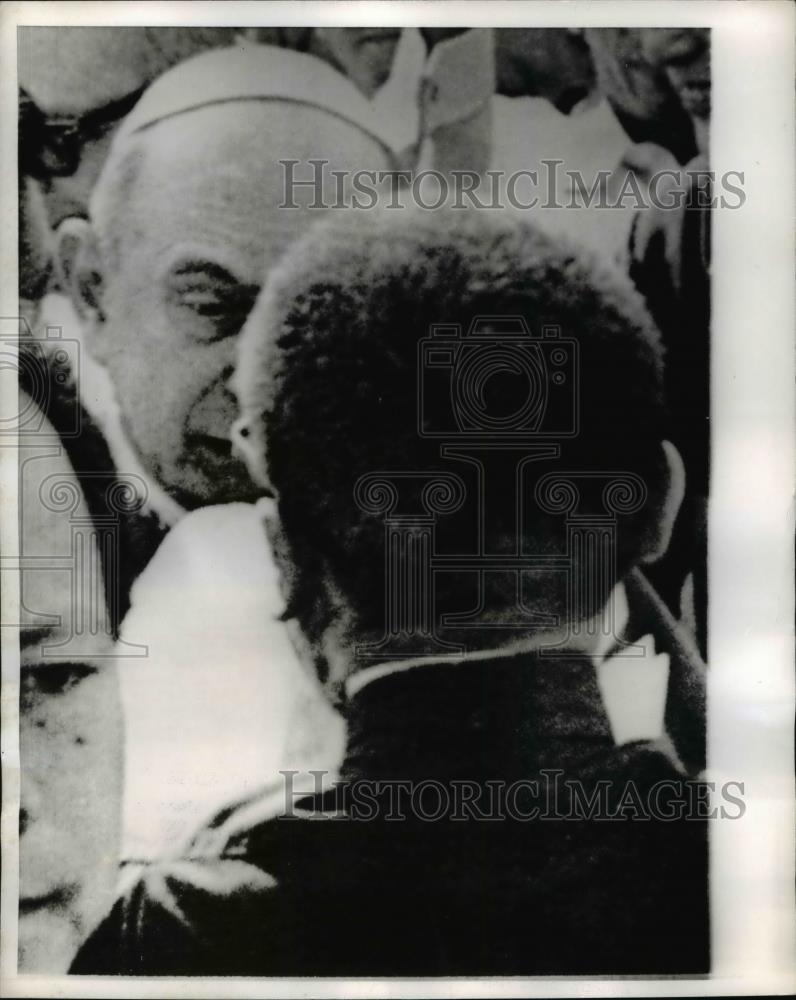 1970 Press Photo Pope Paul VI stands face to face with Benjamin Mendoza y Amor - Historic Images