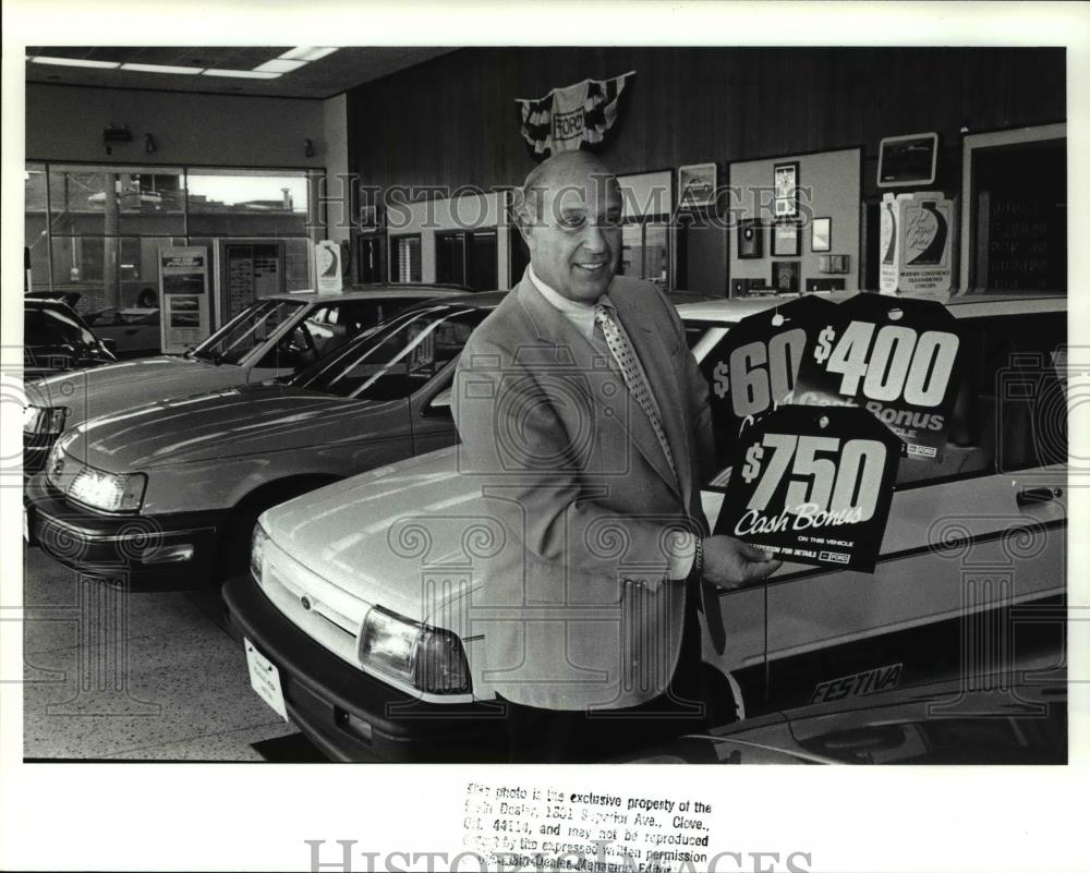 1989 Press Photo Marshall Ford and Rebate Signs owner, Charles Price - Historic Images