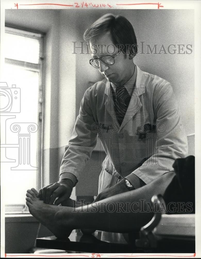 1988 Press Photo Dr William F Ruschhaupt at the Cleveland Clinic - Historic Images