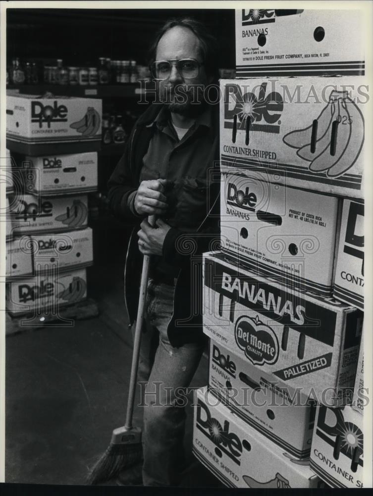 1990 Press Photo Warehouse manager Knute Huber - cvp23421 - Historic Images