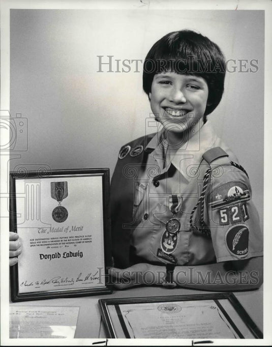 1987 Press Photo Donald Ladwig with his medal of merit - Historic Images
